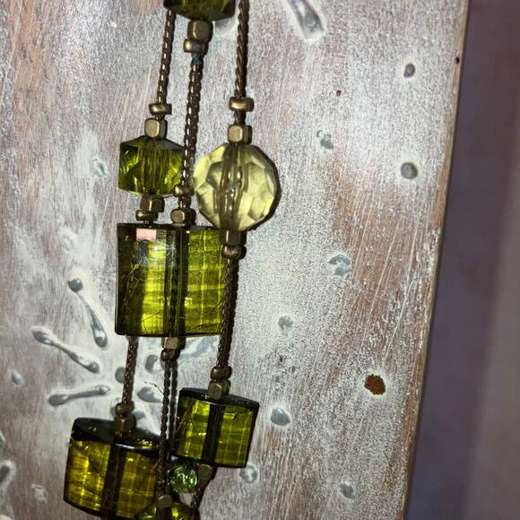 Green beaded tiered necklace, triple strand, plastic faceted beads hippie boho - Picture 5 of 6